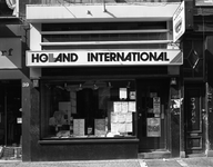 815808 Gezicht op de winkelpui van het reisbureau Holland International (Lijnmarkt 37) te Utrecht.
